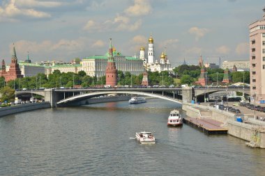 Moskova Kremlin ve Moskova Nehri çıkabilir. 