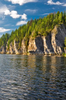 Kayalar nehir boyunca. 