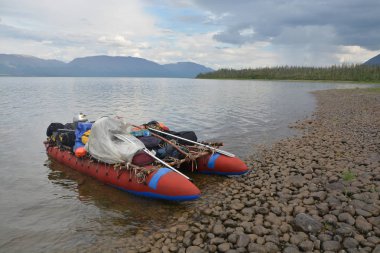 Katamaran turistler Gölü kıyısında. 