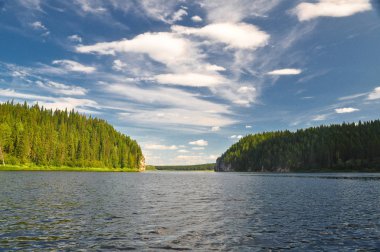 Kayalar nehir boyunca. 