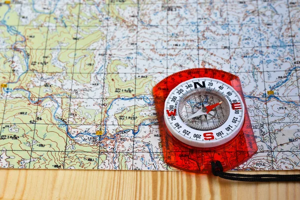 Orientering med hjälp av karta och kompass. — Stockfoto