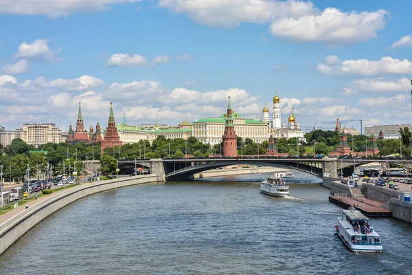 Der Moskauer Kreml und der Damm. — Stockfoto