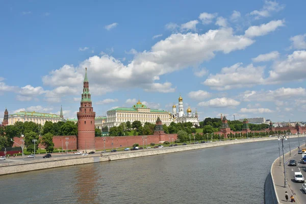 O Kremlin de Moscovo e o aterro do rio Moscovo . — Fotografia de Stock