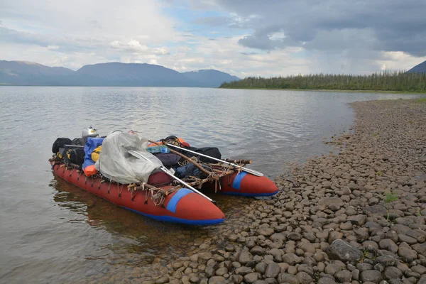 Catamaran de touristes sur la rive du lac . — Photo