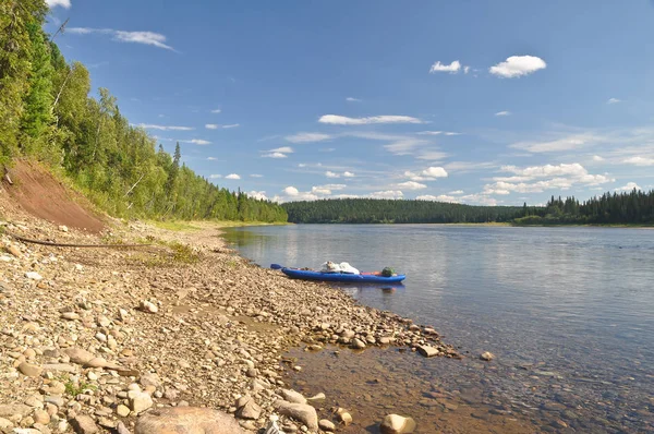 The slope of the river clear summer day. — Stock Photo, Image