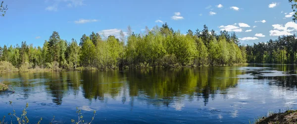 Printemps paysage aquatique panoramique de la Russie centrale . — Photo