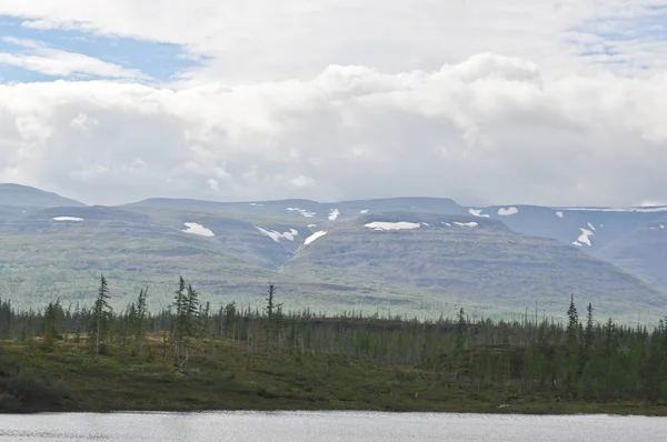 Le montagne del lago . — Foto Stock