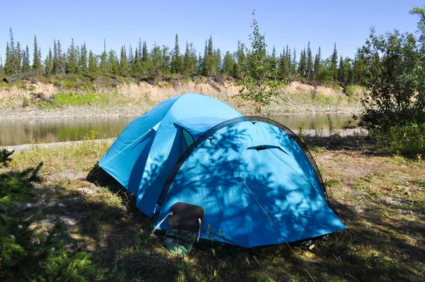 एक पहाड़ी नदी के तट पर शिविर तम्बू . — स्टॉक फ़ोटो, इमेज