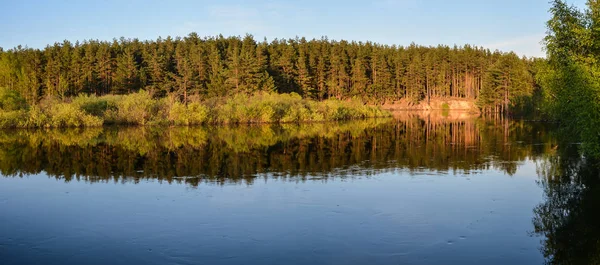 Lente panoramisch water landschap van Centraal-Rusland. — Stockfoto