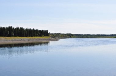 Güneşin altında sessiz Kuzey Nehri. 