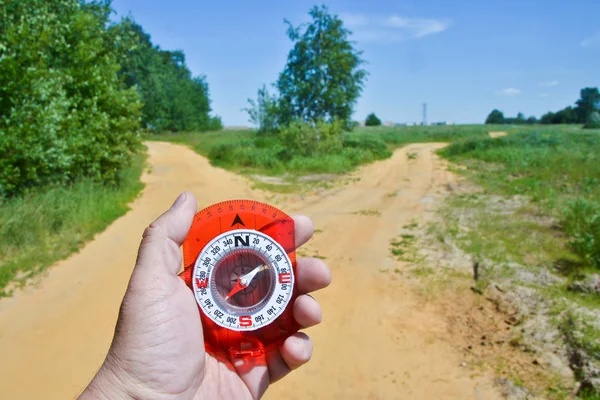 Magnetic compass in hand traveler. — Stock Photo, Image