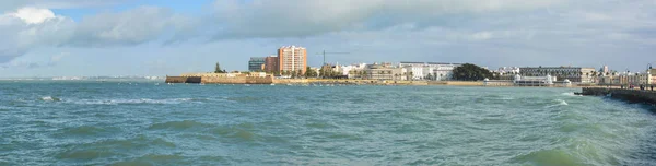 De promenade van Cadiz en Fort Santa Catalina. — Stockfoto