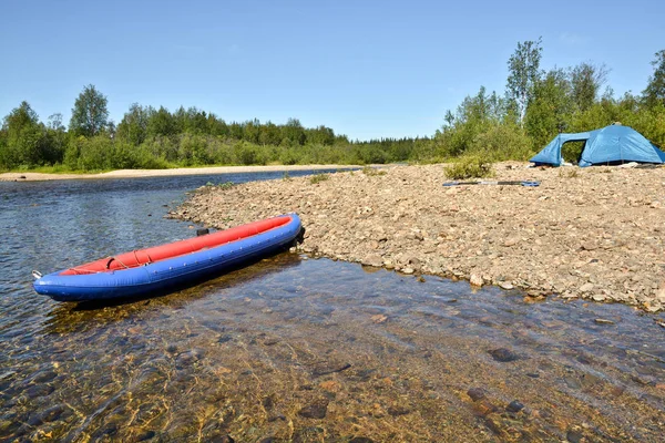 Boot en tent op de oever van de rivier. — Stockfoto