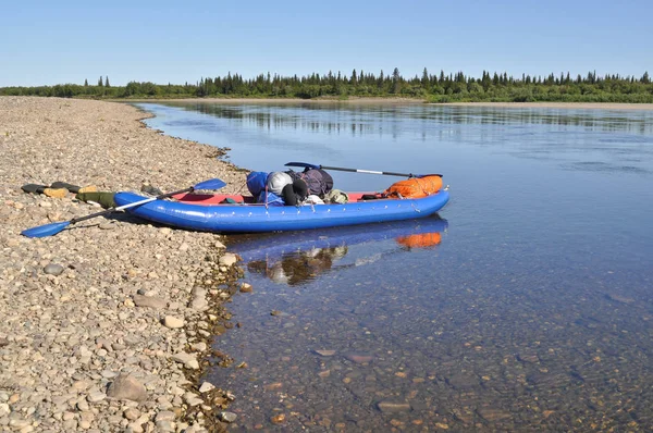 Brede rivier en de boot. — Stockfoto