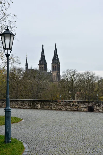 A Basílica dos Santos Pedro e Paulo em Vysehrad, Praga . — Fotografia de Stock