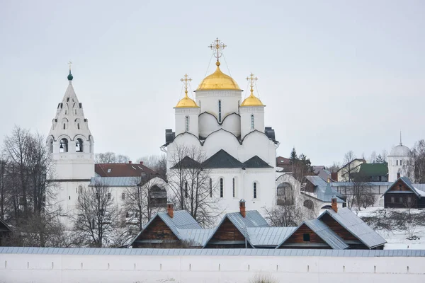Église orthodoxe au printemps . — Photo
