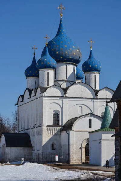 Ortodoxa kyrkan på våren. — Stockfoto