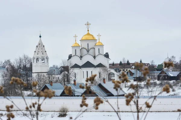 Iglesia ortodoxa en primavera . — Foto de Stock