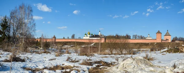 Tavasz Suzdal-ban, panoráma. — Stock Fotó