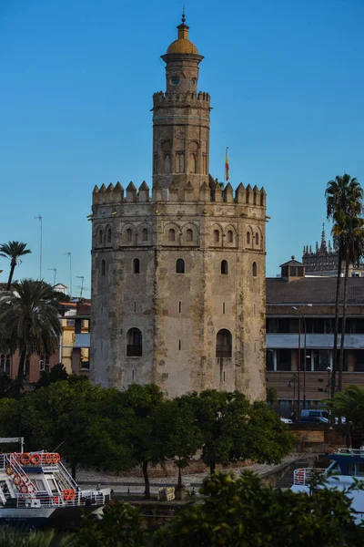 Sabahın erken saatlerinde Sevilla'daki Altın Kule. — Stok fotoğraf