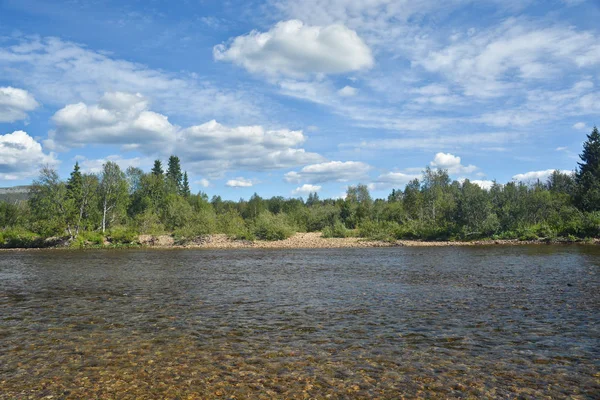 Nyári folyó táj az Észak Nemzeti Park. — Stock Fotó