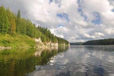 Milli Parkı nehre buzlu. 