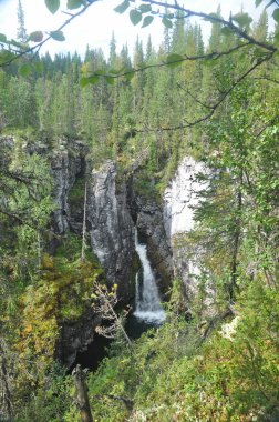 Ulusal parkta Yugyd Va şelale. 