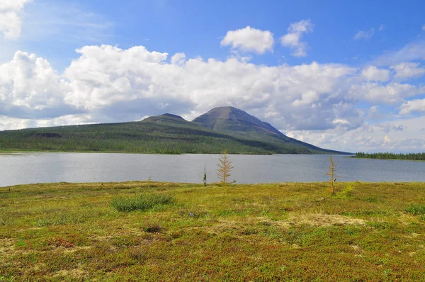 Bjergsøen på Putorana plateauet . - Stock-foto