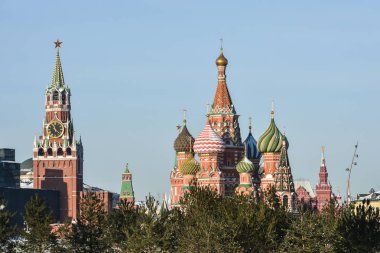 Aziz Basil Katedrali ve işçinin Moskova Kremlin kule.