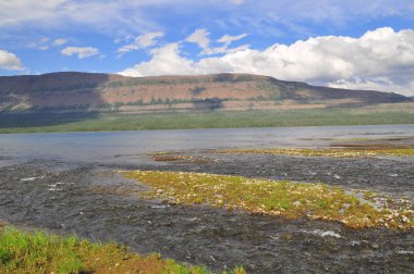 göle dağ dere akar. 