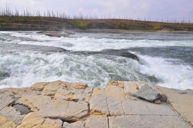 Kuzey Nehri üzerinde çalkantılı rapids.