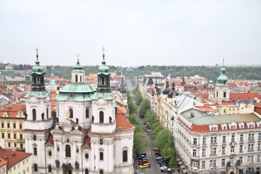 Prag, kuleler ve steeples sokaklarında. 