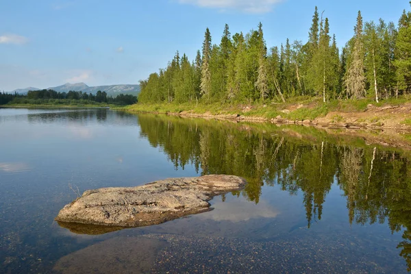 Río Shchugor en el Parque Nacional "Yugyd VA ". — Foto de Stock