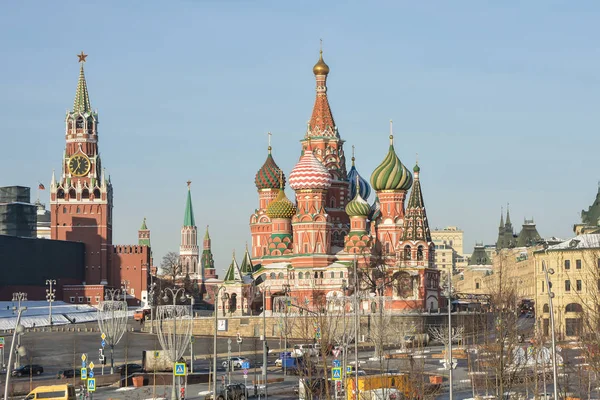 St. Basil's Cathedral en Spasskaya toren van het Kremlin van Moskou. — Stockfoto