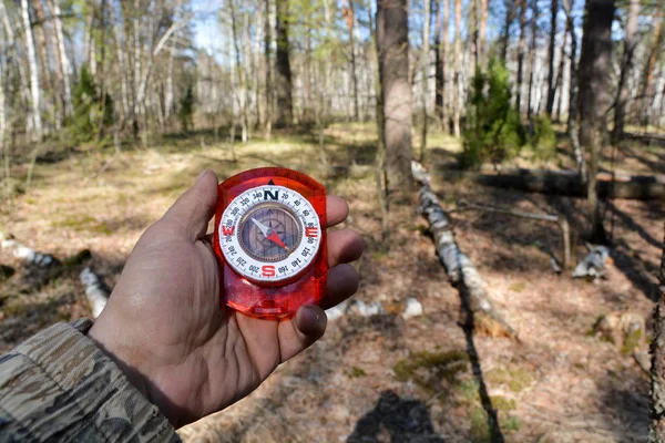 Mit dem Kompass auf Wanderschaft. — Stockfoto