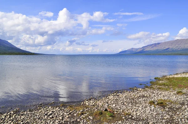 Lac sur le plateau du Putorana . — Photo