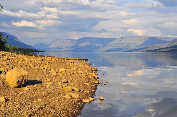 Putorana Plato Üzerinde Göl Kıyısında Planda Kıyısında Taşlarla Yaz Manzara — Stok fotoğraf