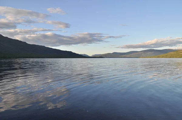 Mañana en un lago en la meseta de Putorana . —  Fotos de Stock