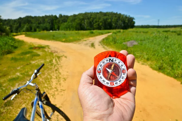 Med kompass på en promenad. — Stockfoto