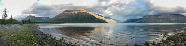 Panorama del lago Lama en la meseta de Putorana . —  Fotos de Stock