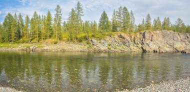 Polar Urallarda Tayga Nehri Panoraması.