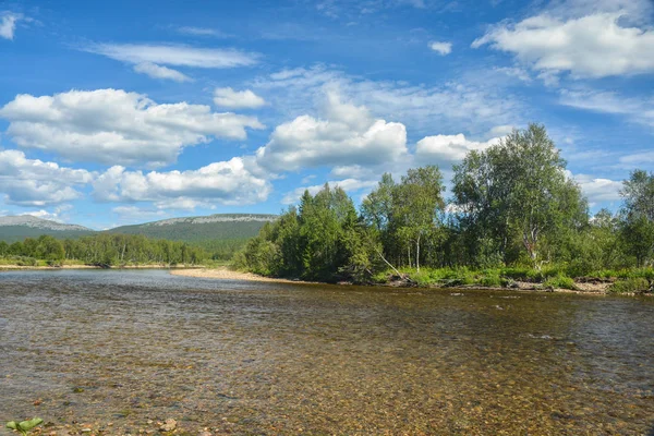 Nordul râului într-o zi de vară . — Fotografie, imagine de stoc