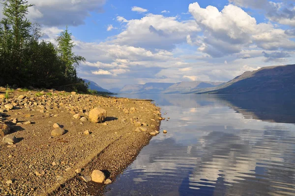 Lago di montagna nell'altopiano di Putorana . — Foto Stock