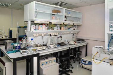 Modern kimya laboratuvarı. 