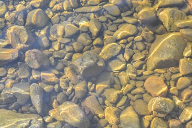 Parlak çakıl nehir altındaki arka plan. 