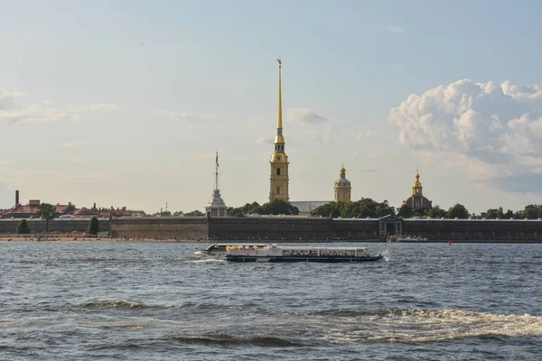 San Petersburgo, Neva, fortaleza de Pedro y Pablo, Rusia . — Foto de Stock