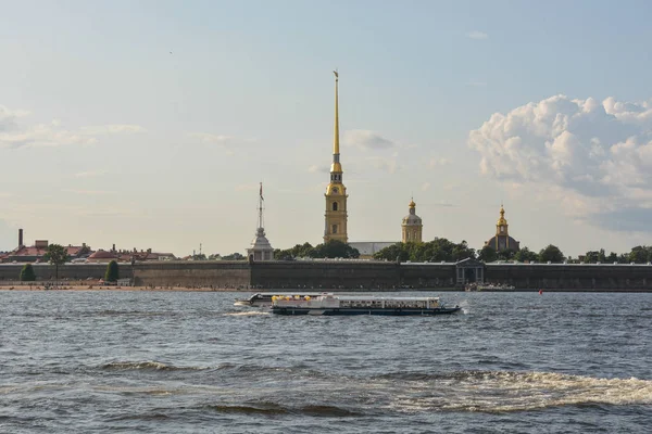 Санкт-Петербург, Нєва, Петропавлівська фортеця, Росія. — стокове фото