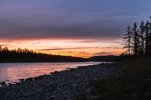 Sonnenuntergang am nördlichen Fluss. — Stockfoto