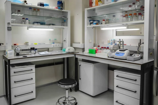 Modern bir biyolojik laboratuvarın iç. — Stok fotoğraf