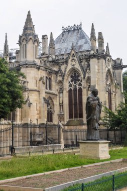 Paris 'teki Notre-Dame Katedrali. 2018 yazında, yangından önce Fransız başkentinin merkezindeki Katedral manzarası.
